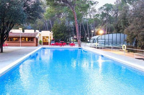 Imagen de la piscina del Camping Kampaoh Esponellà. Foto 9