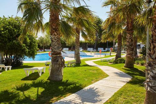 Imagen de los exteriores del Camping Kampaoh L'Almadrava - Costa Dorada. Foto 5