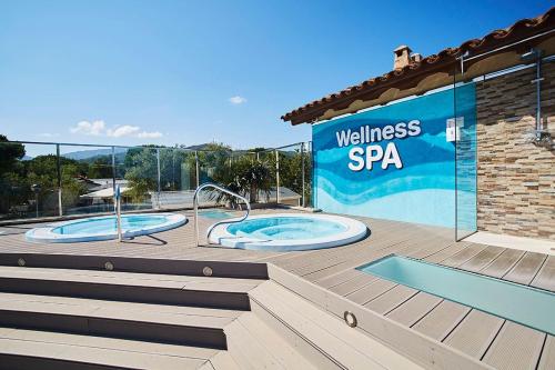 Imagen de la piscina del Camping Kampaoh L'Almadrava - Costa Dorada. Foto 7