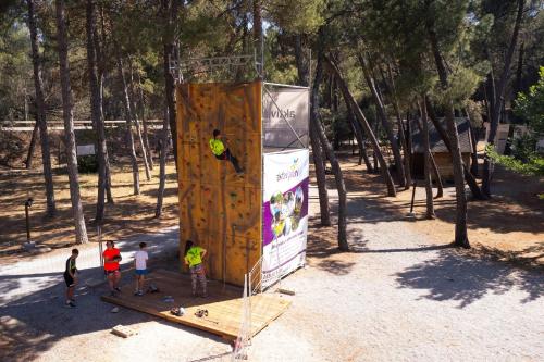 Imagen de los exteriores del Camping Kampaoh La Bolera. Foto 9