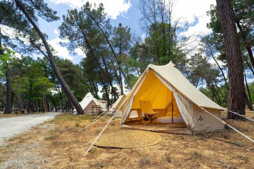 Imagen de los exteriores del Camping Kampaoh La Bolera. Foto 10