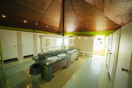 Imagen de los interiores del Camping Kampaoh Los Ca&ntilde;os. Foto 17