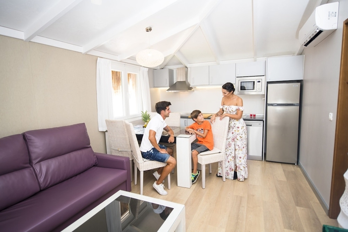 Imagen de la habitación del Camping La Marina Resort. Foto 8