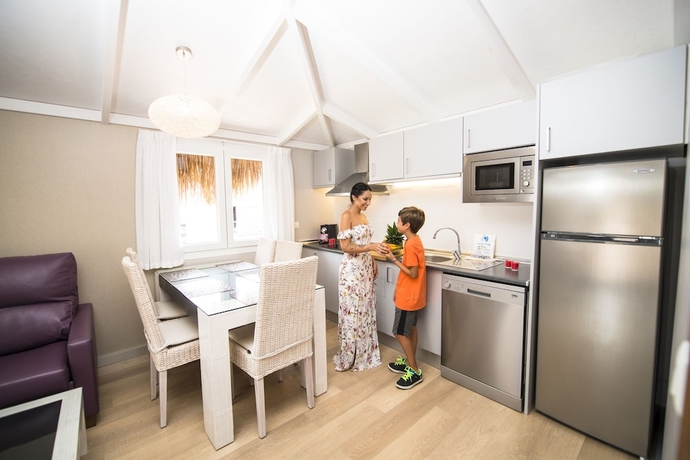 Imagen de la habitación del Camping La Marina Resort. Foto 9