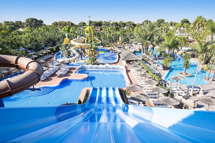 Imagen de la piscina del Camping La Marina Resort. Foto 16