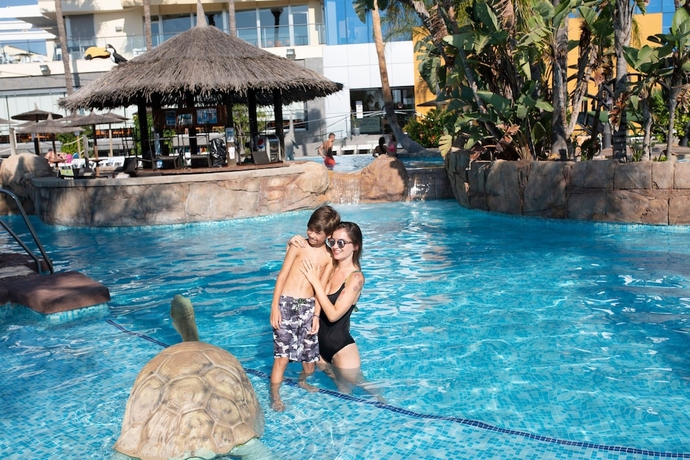 Imagen de la piscina del Camping La Marina Resort. Foto 18