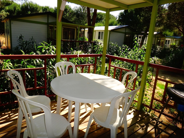 Imagen de los exteriores del Camping La Pinède Enchantée. Foto 8