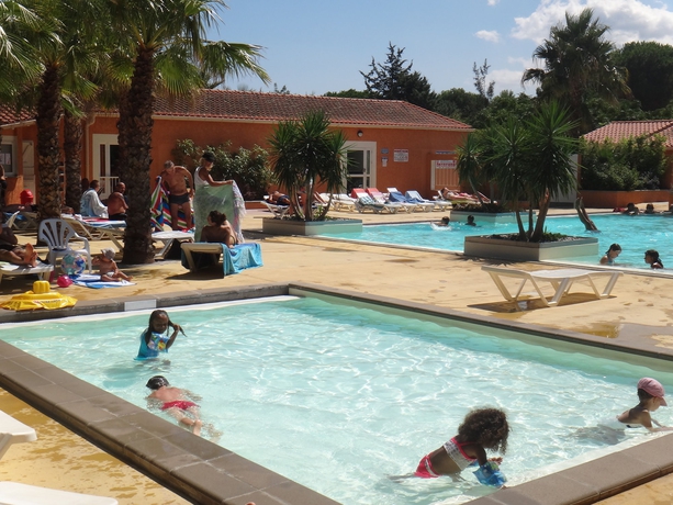 Imagen de la piscina del Camping La Pinède Enchantée. Foto 13