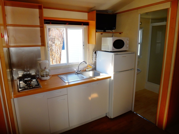 Imagen de la habitación del Camping La Pinède Enchantée. Foto 6