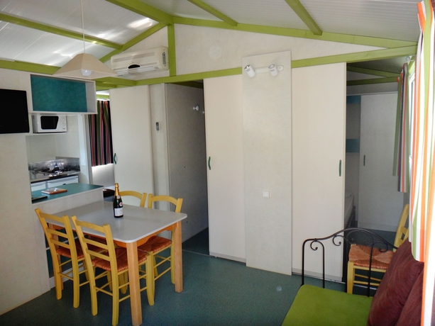 Imagen de los interiores del Camping La Pinède Enchantée. Foto 11