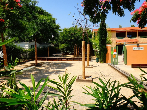 Imagen de los exteriores del Camping La Pinède Enchantée. Foto 9