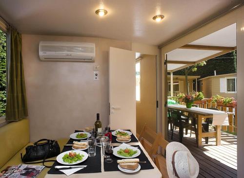 Imagen de los interiores del Camping Led Zeppelin. Foto 5