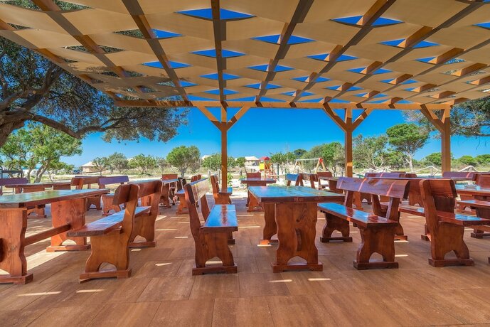 Imagen del bar/restaurante del Camping Mediteran Kamp Glamping Tents In Phalaris. Foto 17