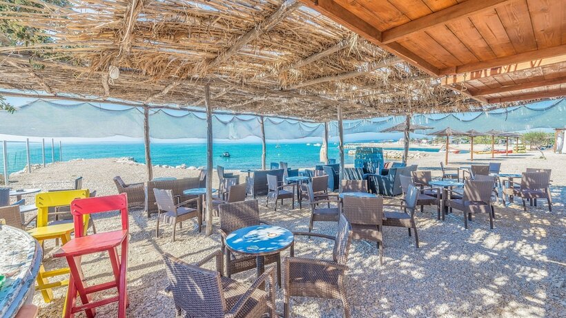 Imagen del bar/restaurante del Camping Mediteran Kamp Glamping Tents In Phalaris. Foto 18