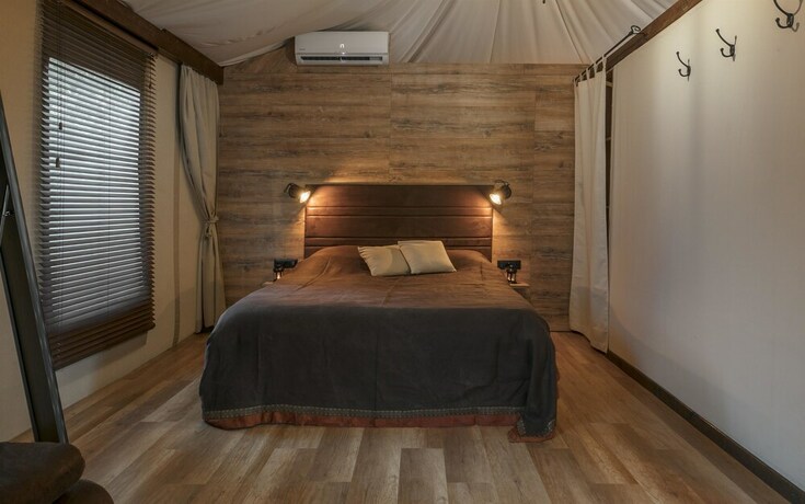 Imagen de la habitación del Camping Mediteran Kamp Glamping Tents In Phalaris. Foto 20