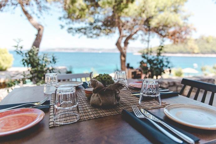 Imagen del bar/restaurante del Camping Obonjan Island Resort. Foto 6