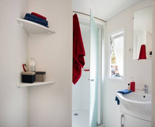 Imagen de la habitación del Camping Officiel Siblu Les Pierres Couchées. Foto 4