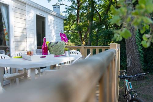 Imagen de la habitación del Camping Officiel Siblu Les Pierres Couchées. Foto 6