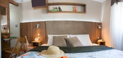 Imagen de la habitación del Camping Officiel Siblu Les Pierres Couchées. Foto 11