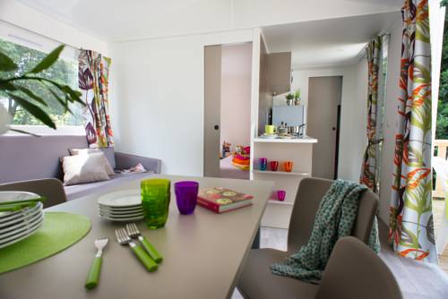 Imagen de la habitación del Camping Officiel Siblu Les Pierres Couchées. Foto 15