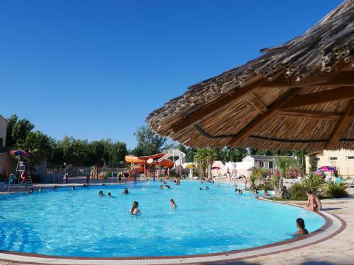 Imagen de la piscina del Camping Officiel Siblu Les Sables Du Midi. Foto 13