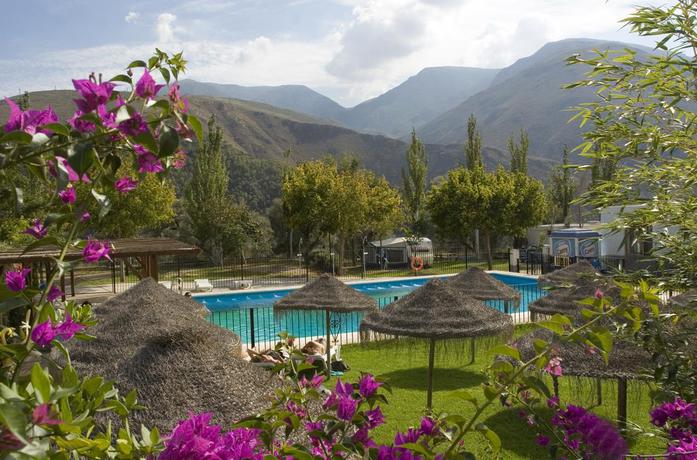 Imagen de la piscina del Camping Orgiva. Foto 12