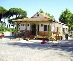 Imagen de los exteriores del Camping Playa La Bota. Foto 3