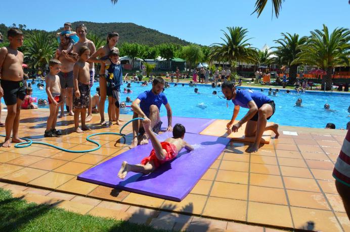 Imagen de la piscina del Camping Resort and Bungalow Park Mas Patoxas. Foto 20