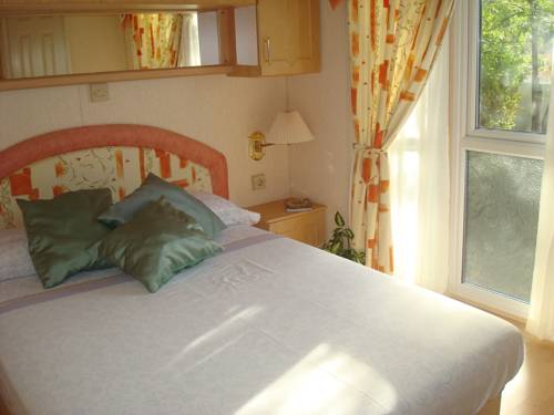 Imagen de la habitación del Camping Rural Presa La Vinuela. Foto 10