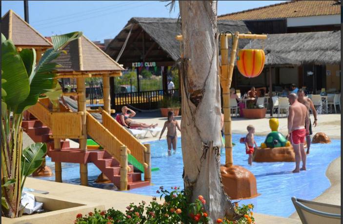 Imagen de la piscina del Camping Sènia Tucan. Foto 12