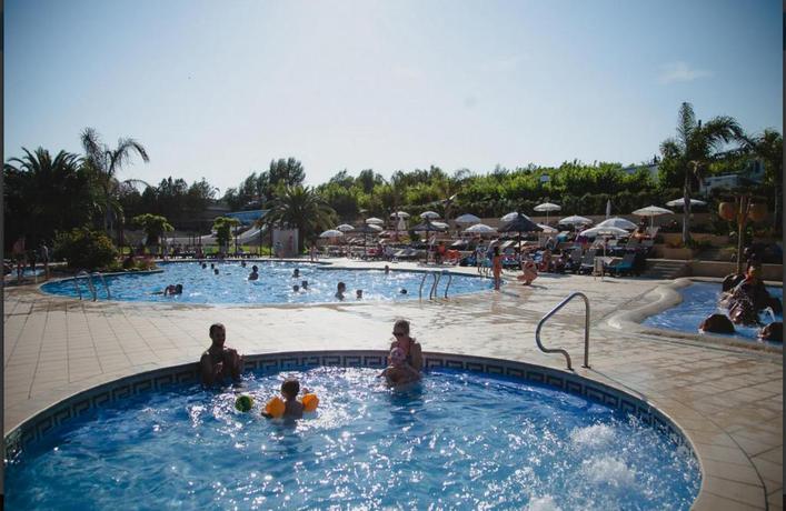 Imagen de la piscina del Camping Sènia Tucan. Foto 13