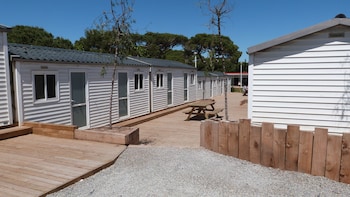 Imagen de los exteriores del Camping Tres Estrellas Barcelona by HolaCamp. Foto 13