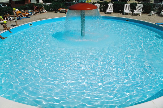 Imagen de la piscina del Camping Village Li Nibari. Foto 17