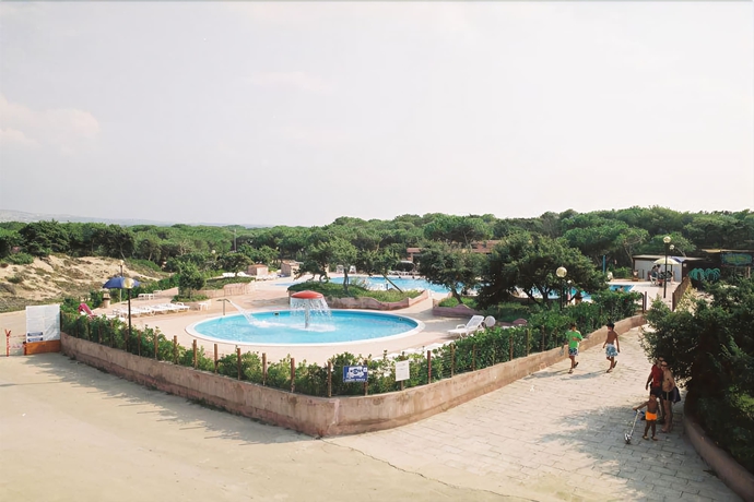 Imagen de la piscina del Camping Village Li Nibari. Foto 18