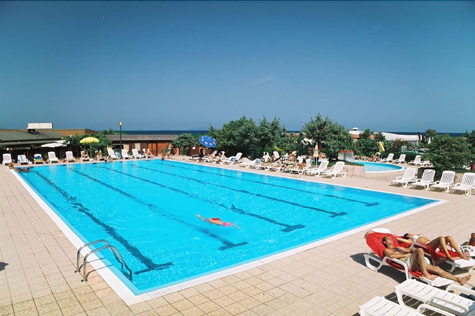 Imagen de la piscina del Camping Village Li Nibari. Foto 19