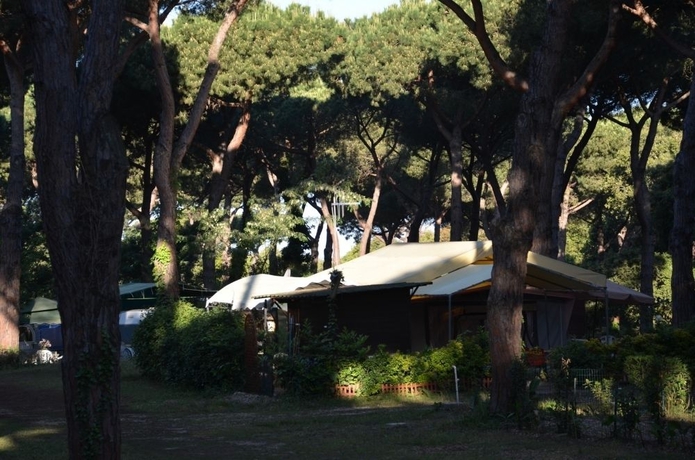 Imagen de los exteriores del Camping Village Parco Della Gallinara. Foto 3