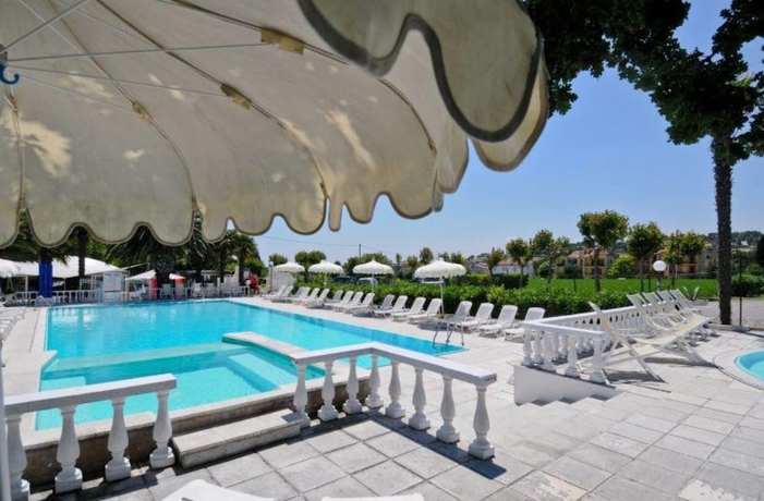 Imagen de la piscina del Camping Village Riviera. Foto 15