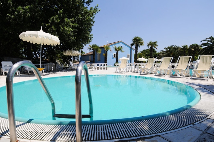 Imagen de la piscina del Camping Village Riviera. Foto 18