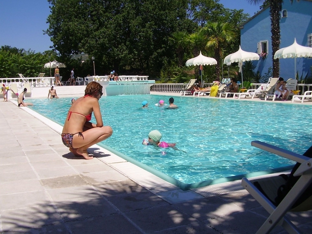 Imagen de la piscina del Camping Village Riviera. Foto 19
