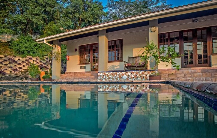 Imagen de la piscina del Casa de Huéspedes Chez Vincent. Foto 17