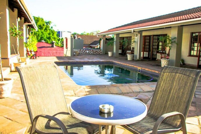 Imagen de la piscina del Casa de Huéspedes Chez Vincent. Foto 18