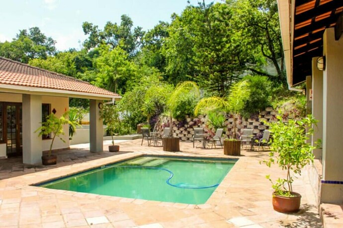 Imagen de la piscina del Casa de Huéspedes Chez Vincent. Foto 20