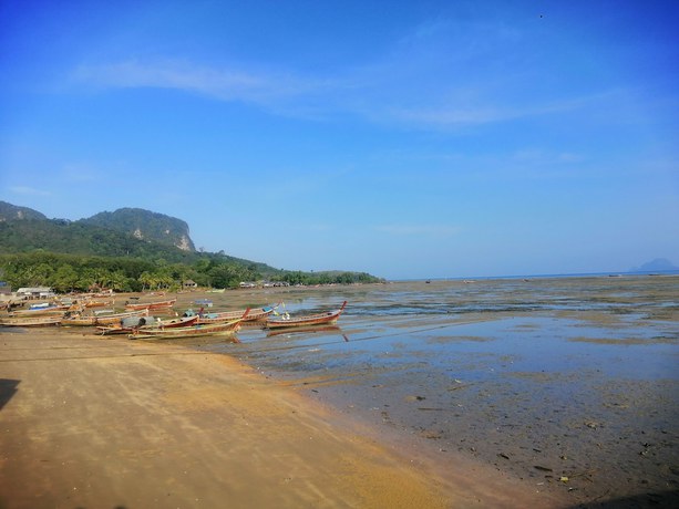 Imagen de los exteriores del Casa de Huéspedes Mookboonchu Guesthouse ,Kohmook Trang. Foto 17