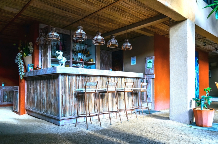 Imagen de la piscina del Casa de Huéspedes Sous Le Badamier. Foto 15