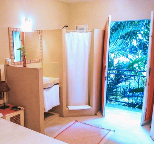 Imagen de los interiores del Casa de Huéspedes Sous Le Badamier. Foto 13