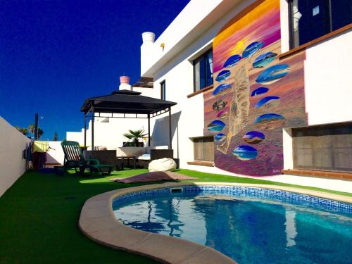 Imagen de la piscina del Casa de Huéspedes Surf Riders Fuerteventura - Adults Only. Foto 17