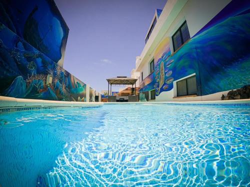 Imagen de la piscina del Casa de Huéspedes Surf Riders Fuerteventura - Adults Only. Foto 19