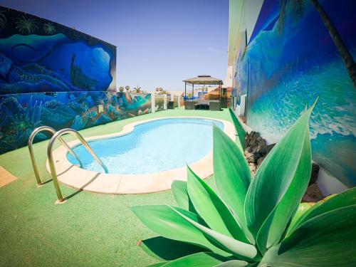 Imagen de la piscina del Casa de Huéspedes Surf Riders Fuerteventura - Adults Only. Foto 20