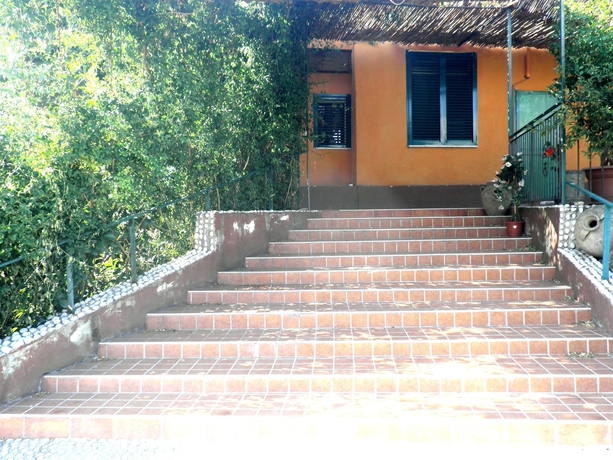 Imagen de los exteriores del Casa de Huéspedes Villa Rocla Guest House Pompei. Foto 12