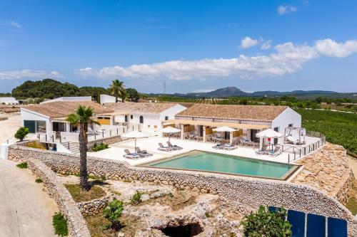 Imagen de los exteriores del Finca Rústica Llucasaldent Gran Menorca - Adults only. Foto 7